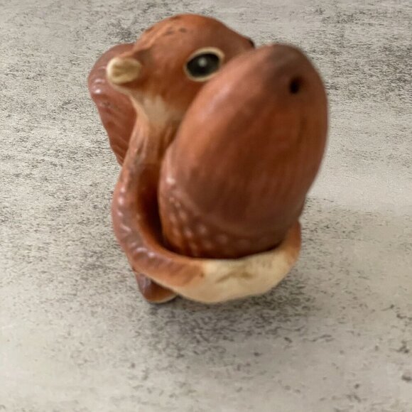 Vintage Squirrel Holding Acorn Salt Pepper Shakers Brown Hand-Painted Ceramic - Picture 4 of 10